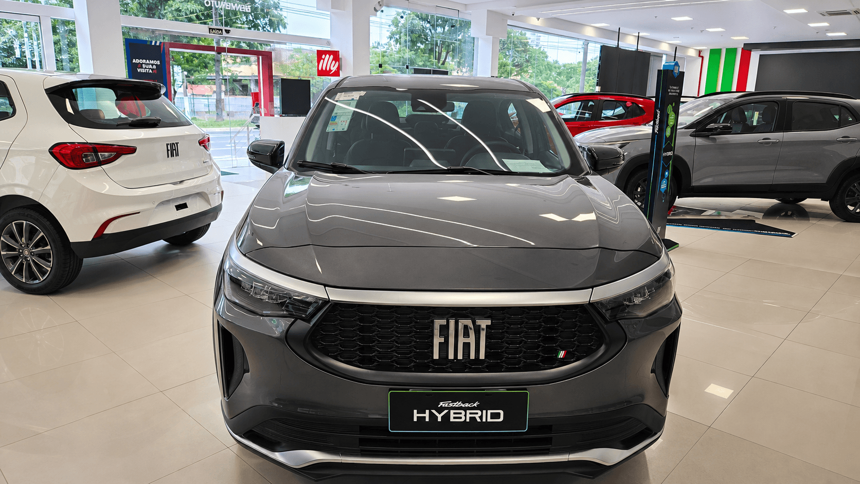 Fiat Fastback Audace Hybrid cinza visto de frente dentro da concessionária