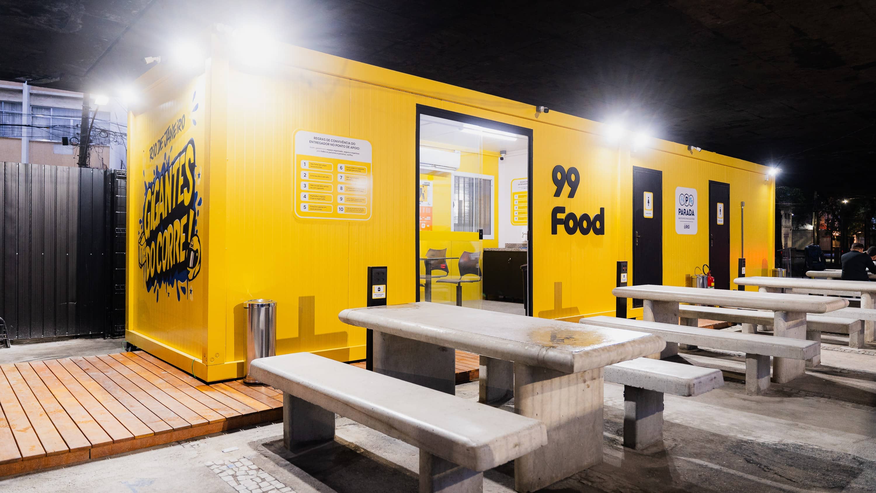 Unidade amarela da Parada 99Food no Rio com mesas externas