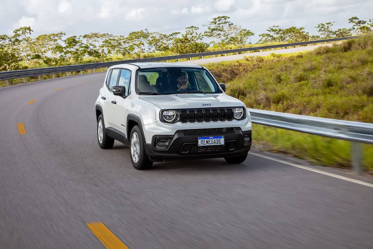 Jeep Renegade T270 branco visto de frente e de lado em uma estrada.