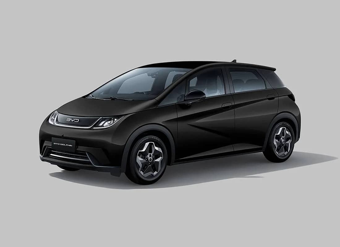BYD Dolphin GS 2026 preto visto de frente e de lado sobre fundo cinza.