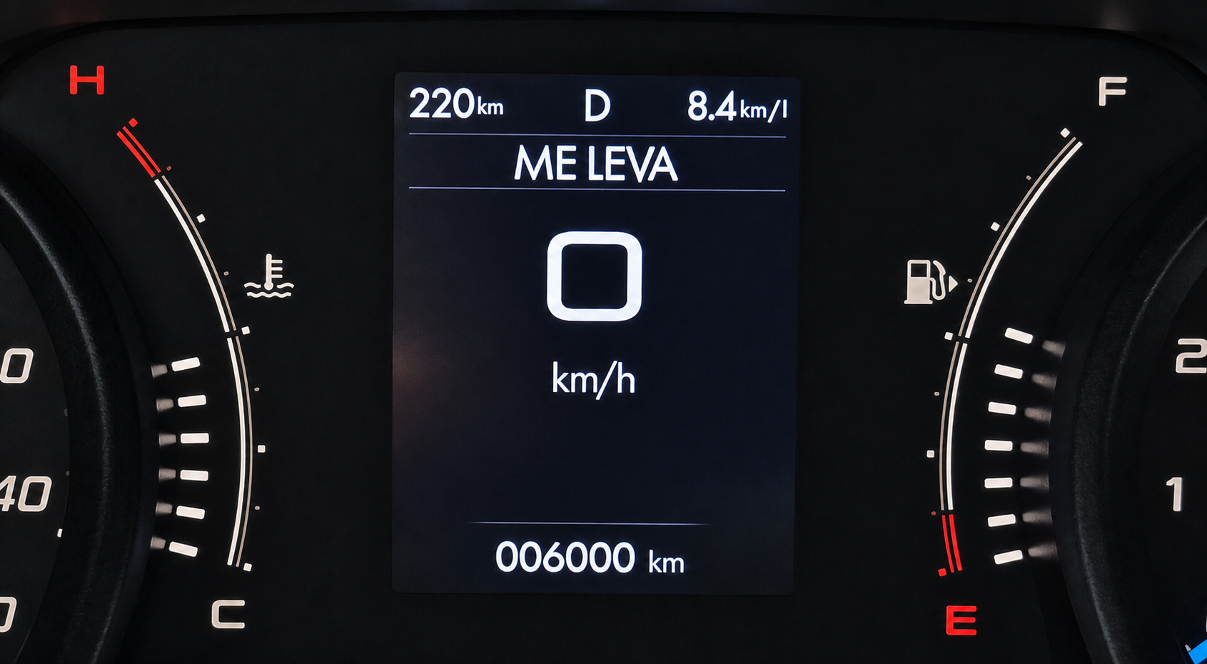 Painel do Fiat Fastback marcando consumo de 8,4 km/l aos 6 mil quilômetros