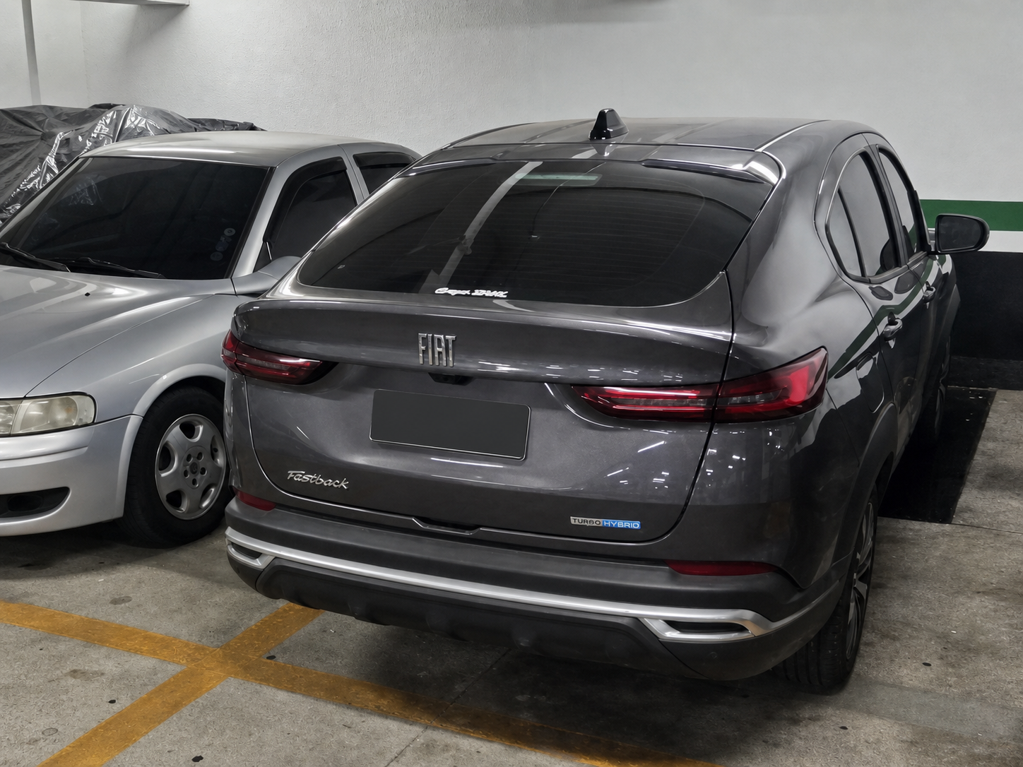 Traseira do Fiat Fastback cinza com a placa ocultada