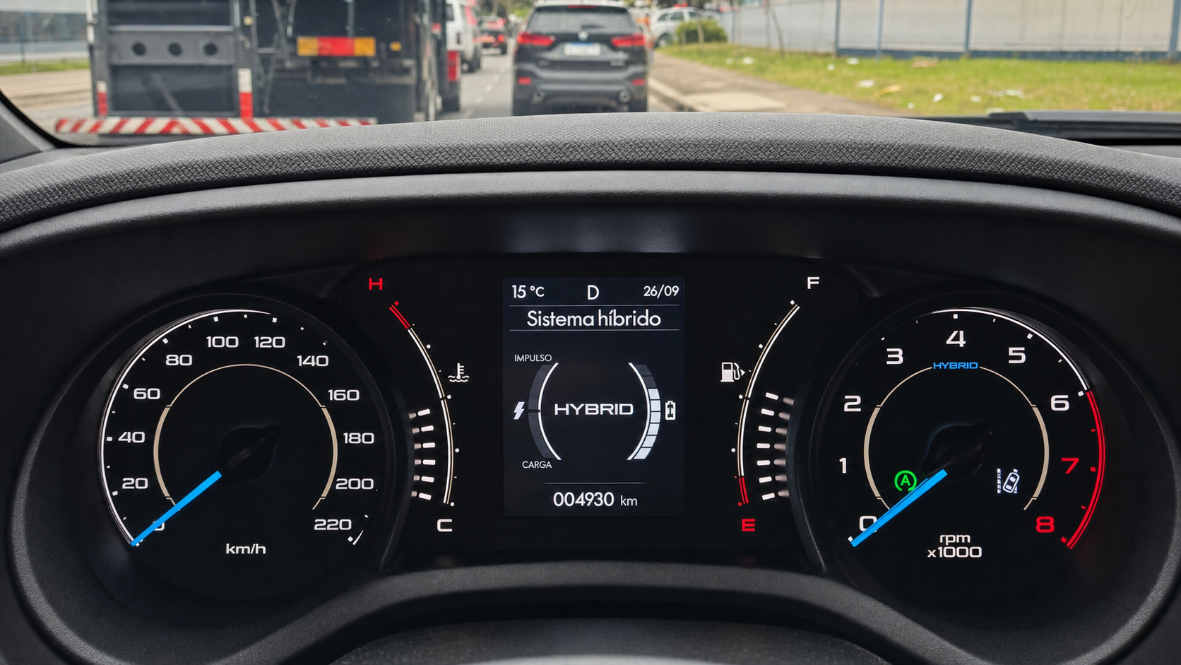 Painel do Fiat Fastback mostrando o funcionamento do sistema híbrido