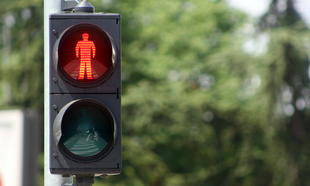 Semáforo indicando sinal vermelho para carros.