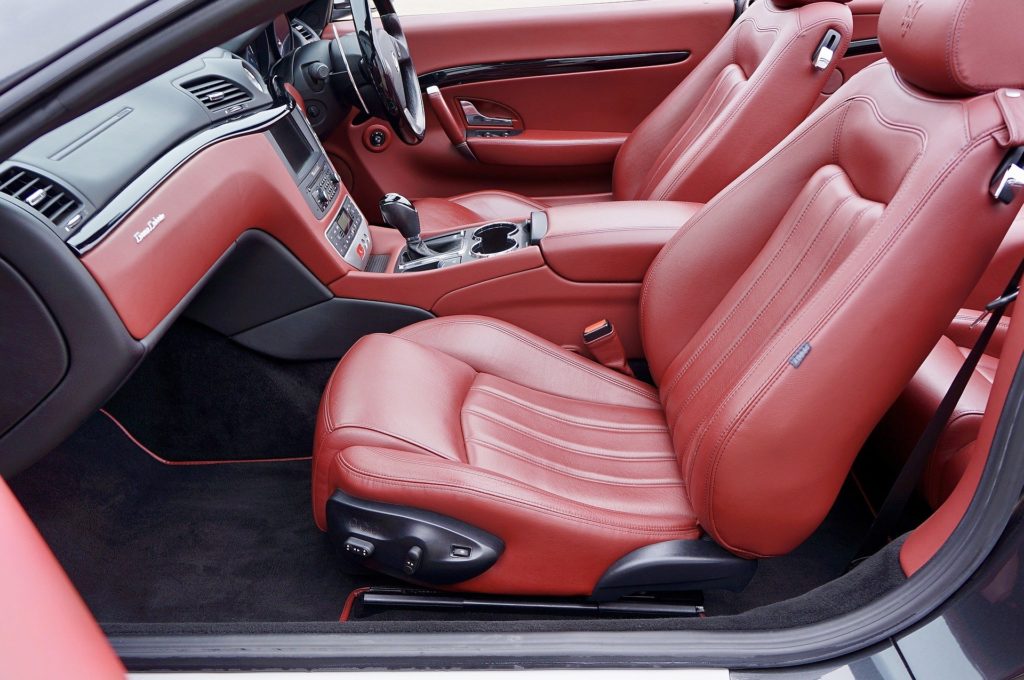 interior vermelho de um carro
