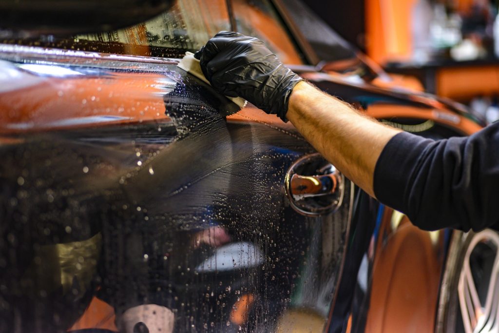 Profissional limpando o automóvel a partir da tática de higienização de carros