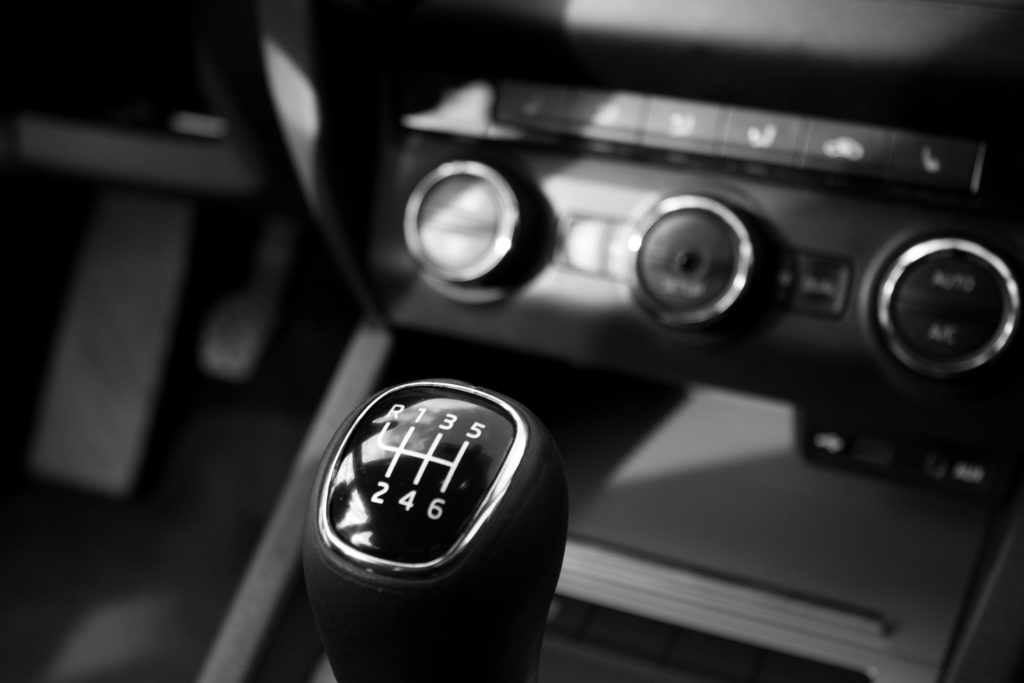 Câmbio de carro automático ou manual de um carro preto