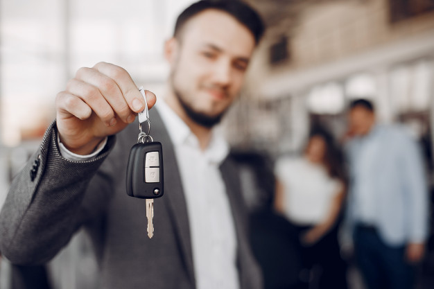 Homem segurando a chave de um carro representando carros bons para comprar em 2020