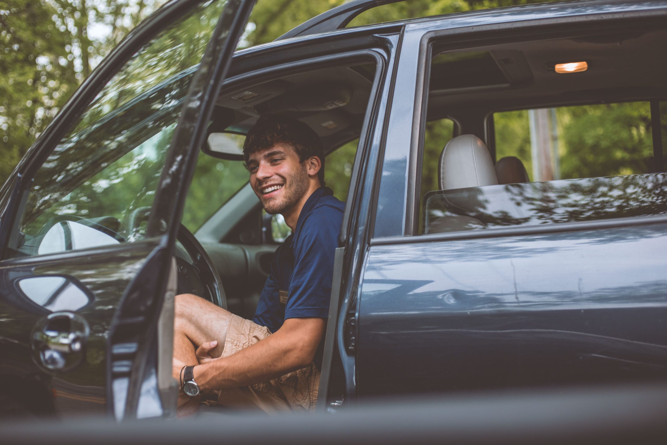 Um homem dentro de um carro feliz por ter conhecido a casa 99 e o Uber Barra Funda
