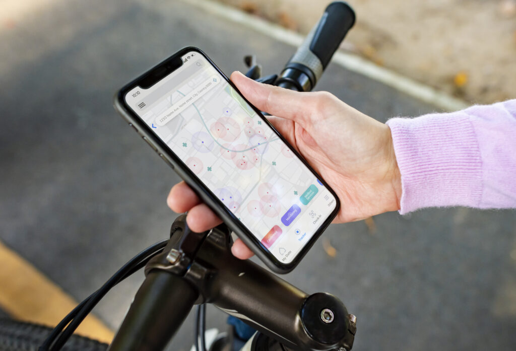Ciclista segurando celular com mapa.