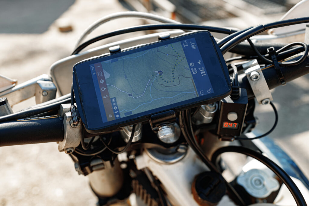Suporte de celular para moto mostrando mapa.