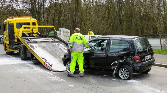 A assistência especializada, vinda de seguradoras, é essencial para ajudar a lidar com o carro quebrado na estrada