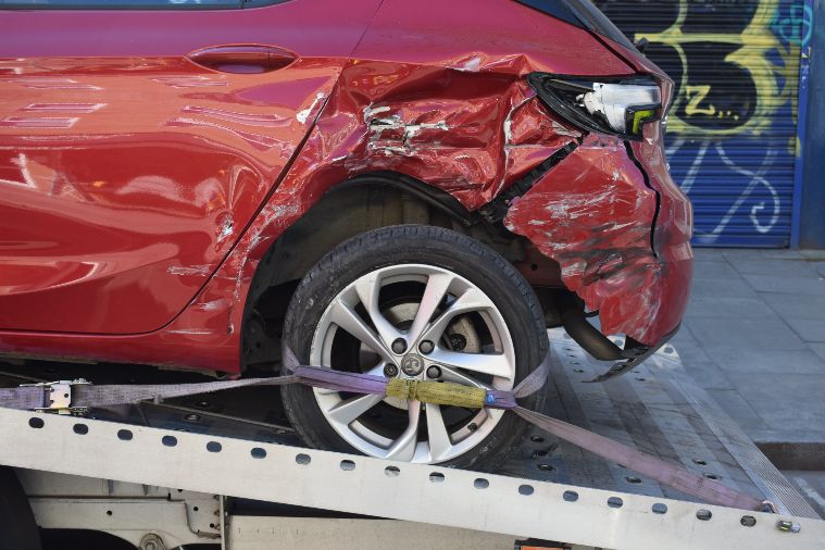 Carro quebrado na estrada: saiba o que fazer para lidar com o problema em segurança