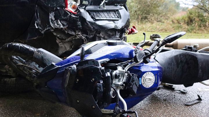 O seguro de moto é essencial para proteger tanto o motociclista quanto sua motocicleta em casos de acidentes, roubos, furtos e danos a terceiros.