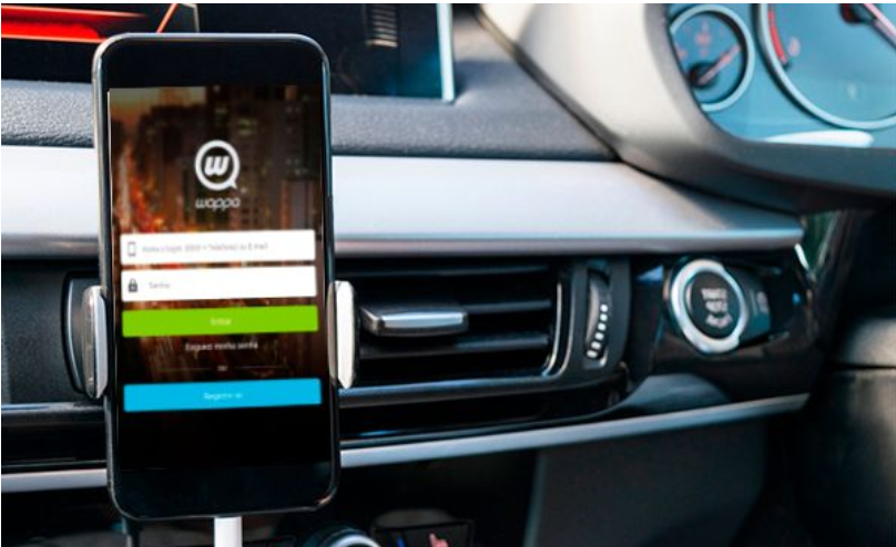 Celular apoiado em um suporte no painel de um carro com o aplicativo Wappa aberto.