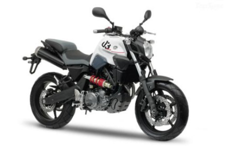 Moto Yamaha MT-03 branca e preta em fundo branco.