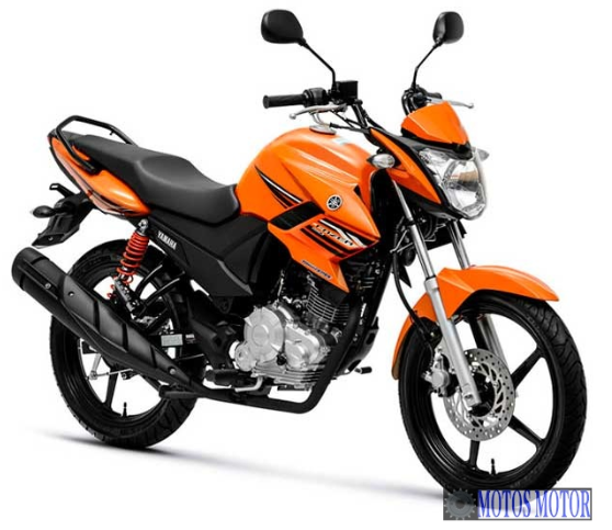 Moto Yamaha Fazer 150 laranja em fundo branco.