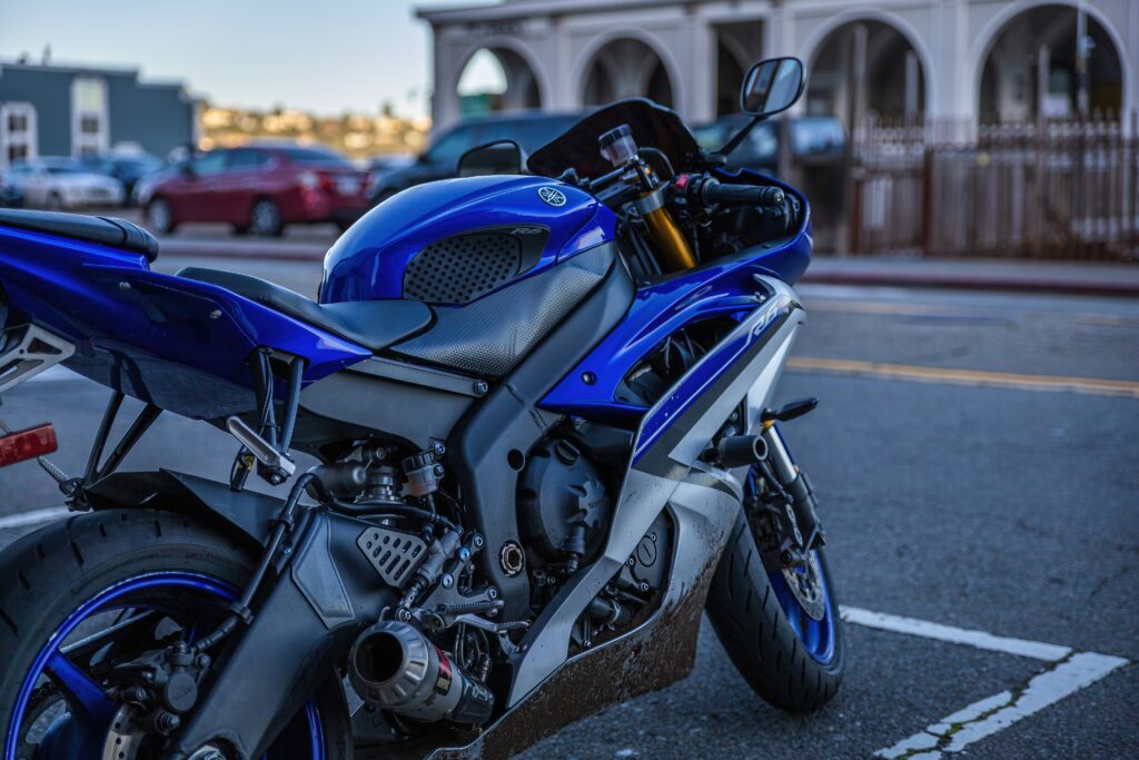 Moto Yamaha azul estacionada. 